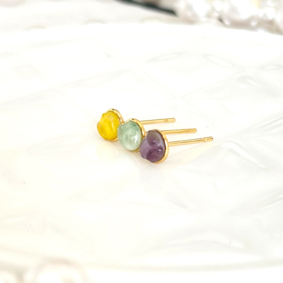 職場OK5mm♡送料無料♡ミニゴールド×天然さざれ石　ステンレスピアス　樹脂ピアス 9枚目の画像