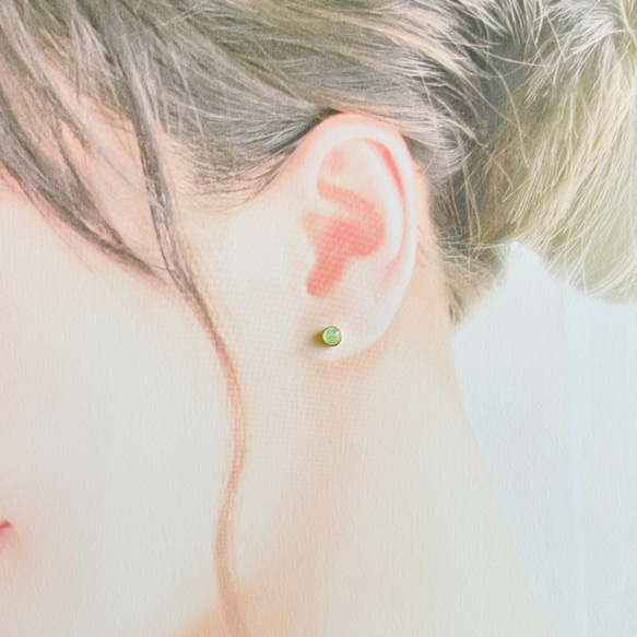 職場OK5mm♡送料無料♡ミニゴールド×天然さざれ石　ステンレスピアス　樹脂ピアス 5枚目の画像