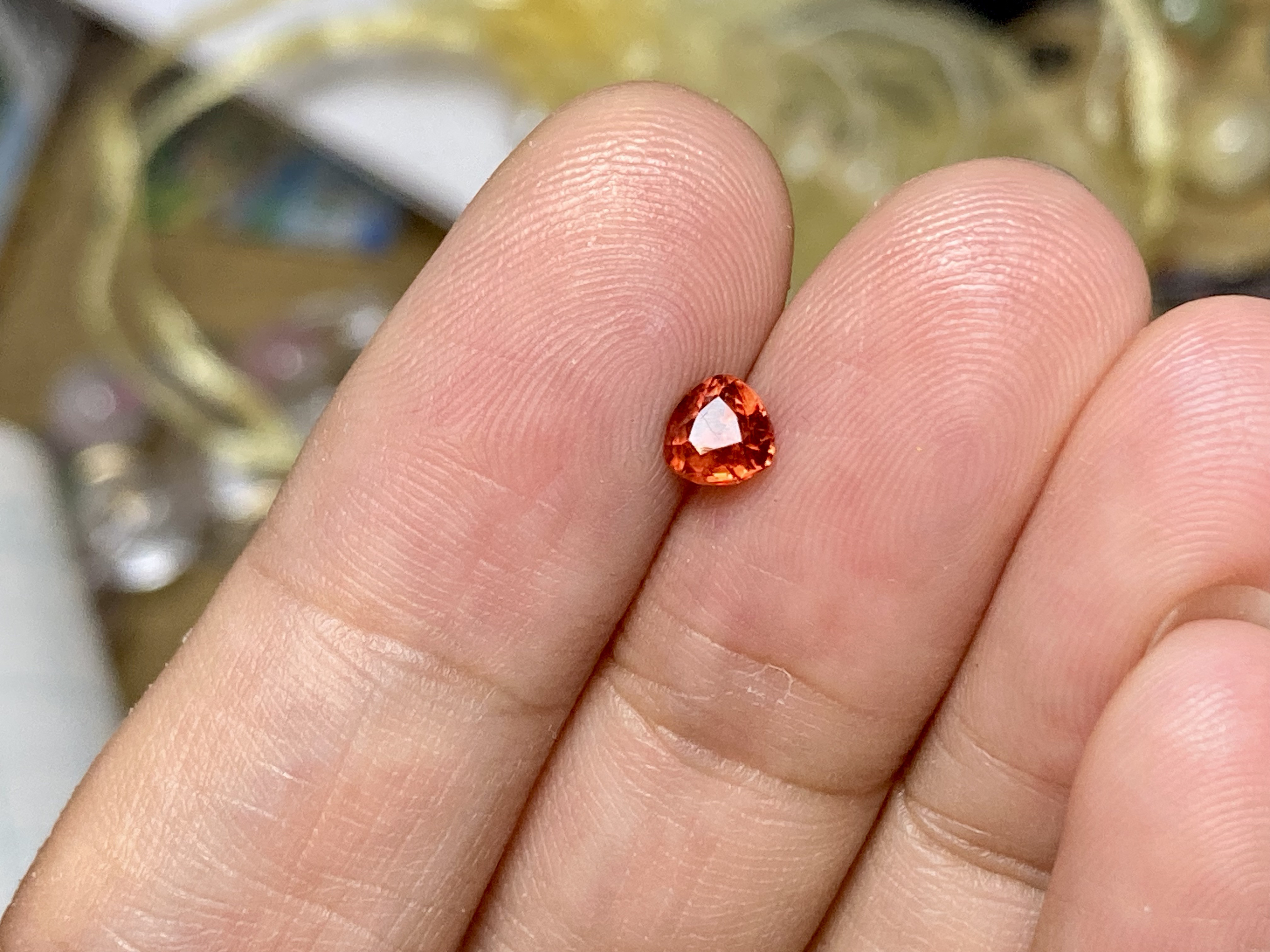 RS8-55 一点物 非加熱 宝石質 鮮やかな金赤色 三角形 スピネル ミャンマー産 ルース 4,828円