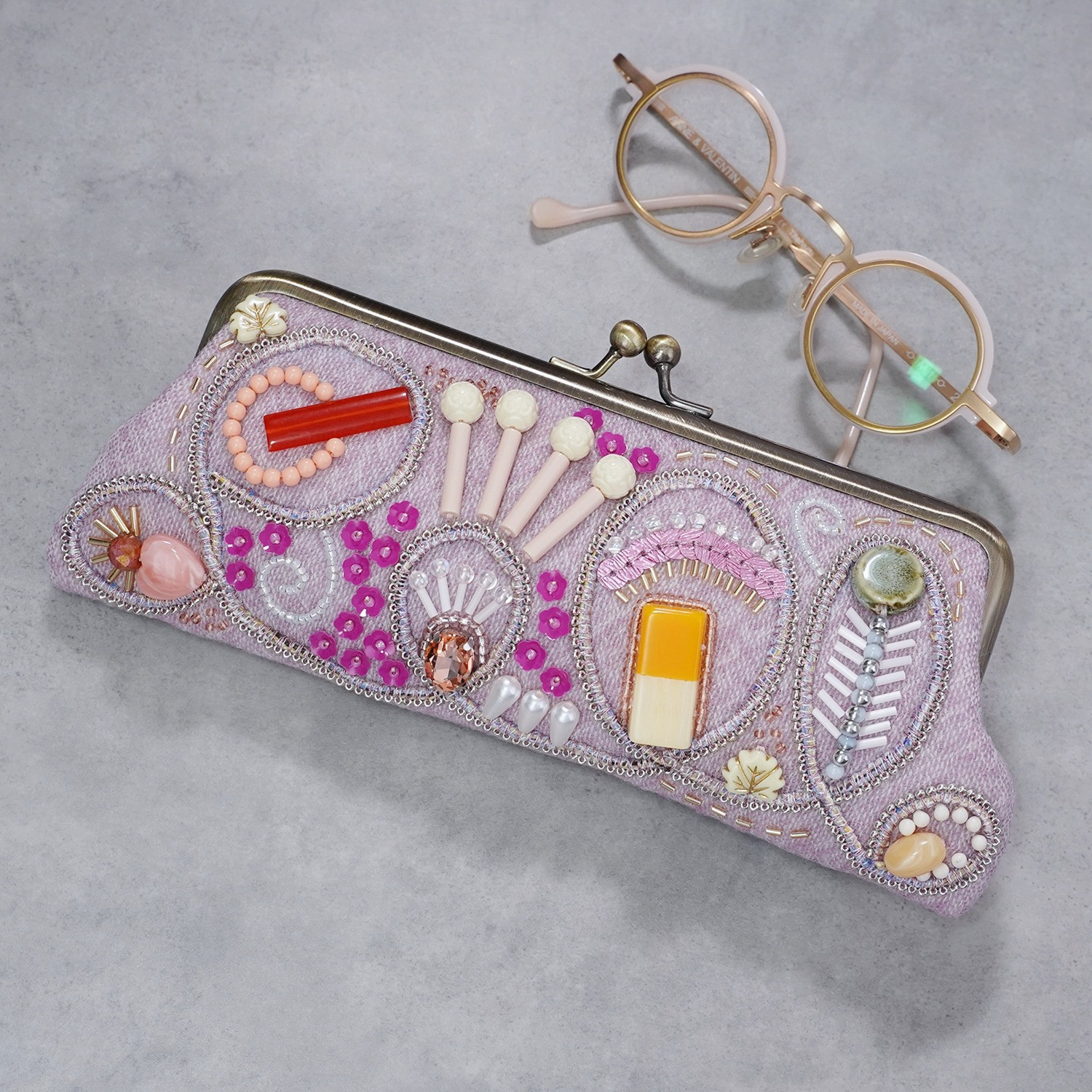 ビーズ刺繍のがま口眼鏡ケース・ペンケース No.17｜さくらピンク×ビーズ刺繍｜一点もの｜母の日・敬老の日ギフトに