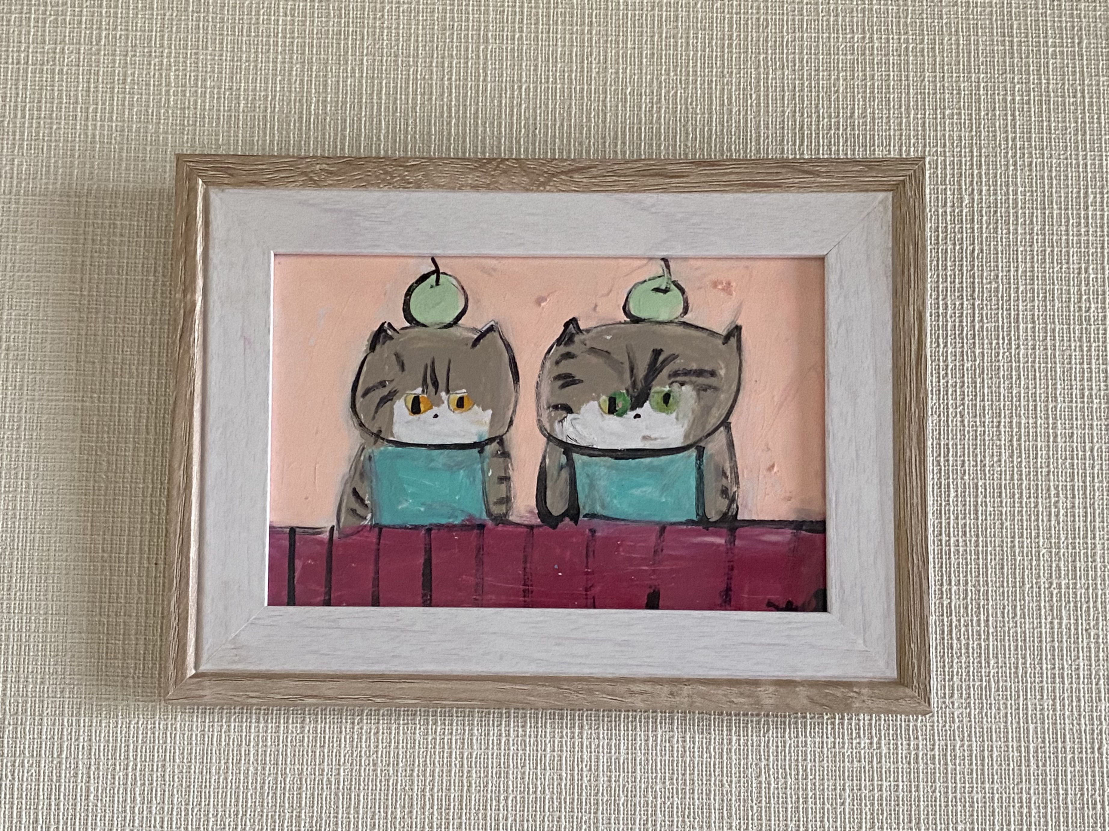 絵画 。壁掛け絵原画手描き【青りんごにかわいい白い猫ちゃんが2匹います】