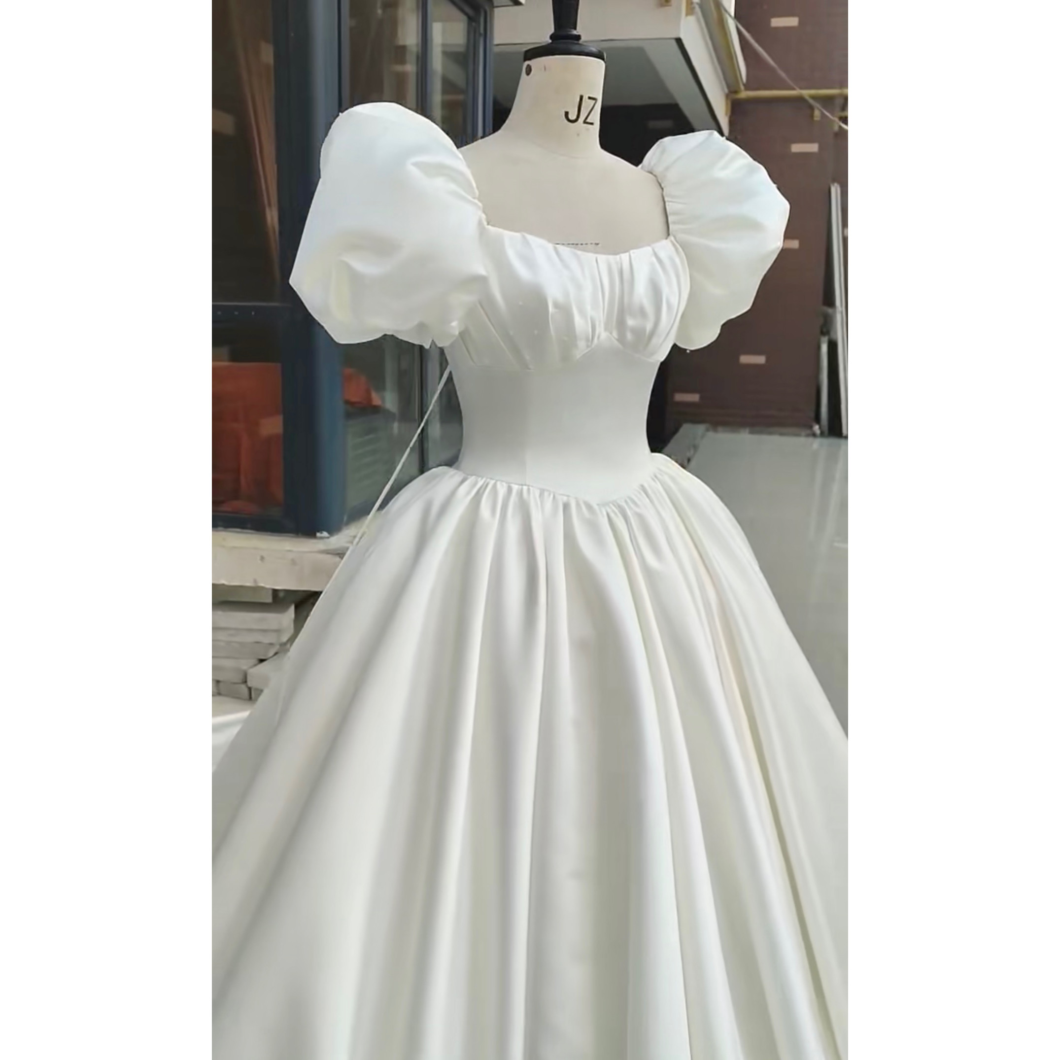 上品パフスリーブ　スクエアネックオフホワイト/ブラック/薄ピンクなど　カラー変更可能　プリンセスライン　見細えシルエット