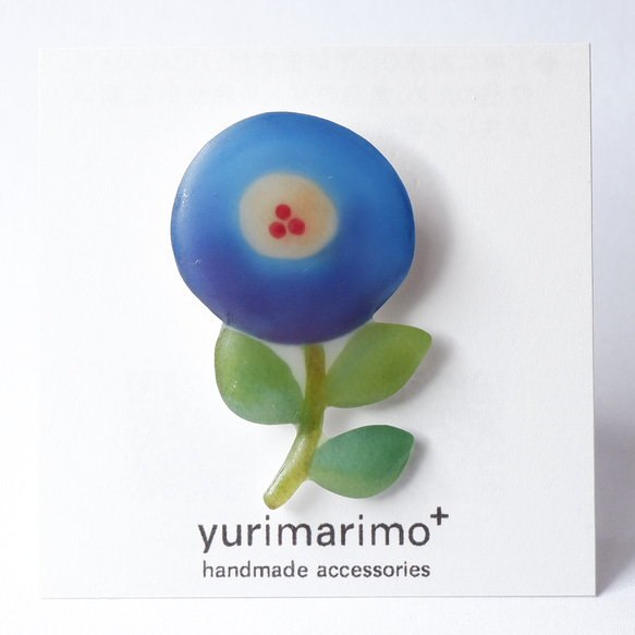 丸くて青いお花のブローチ 花 北欧 ナチュラル プレゼント シンプル きれい ポイント アクセント 1枚目の画像