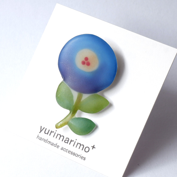 丸くて青いお花のブローチ 花 北欧 ナチュラル プレゼント シンプル きれい ポイント アクセント 2枚目の画像