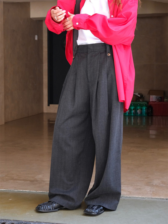 黒とグレーのテクスチャードウールグレーのストライプパンツ、ルーズで