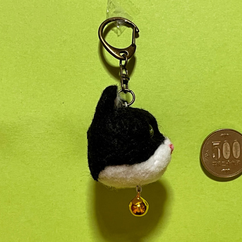 黒と白のハチワレ猫の顔のキーホルダー(羊毛フェルト) 羊毛フェルト