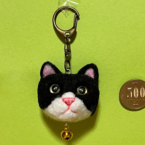 黒と白のハチワレ猫の顔のキーホルダー(羊毛フェルト) 羊毛