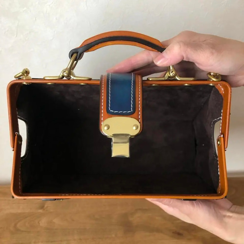 【新品未使用】ミニダレスバッグ 本革 ミニダレスバッグ 鍵付き 被せ 豊岡製 日本製 本革 シャドー