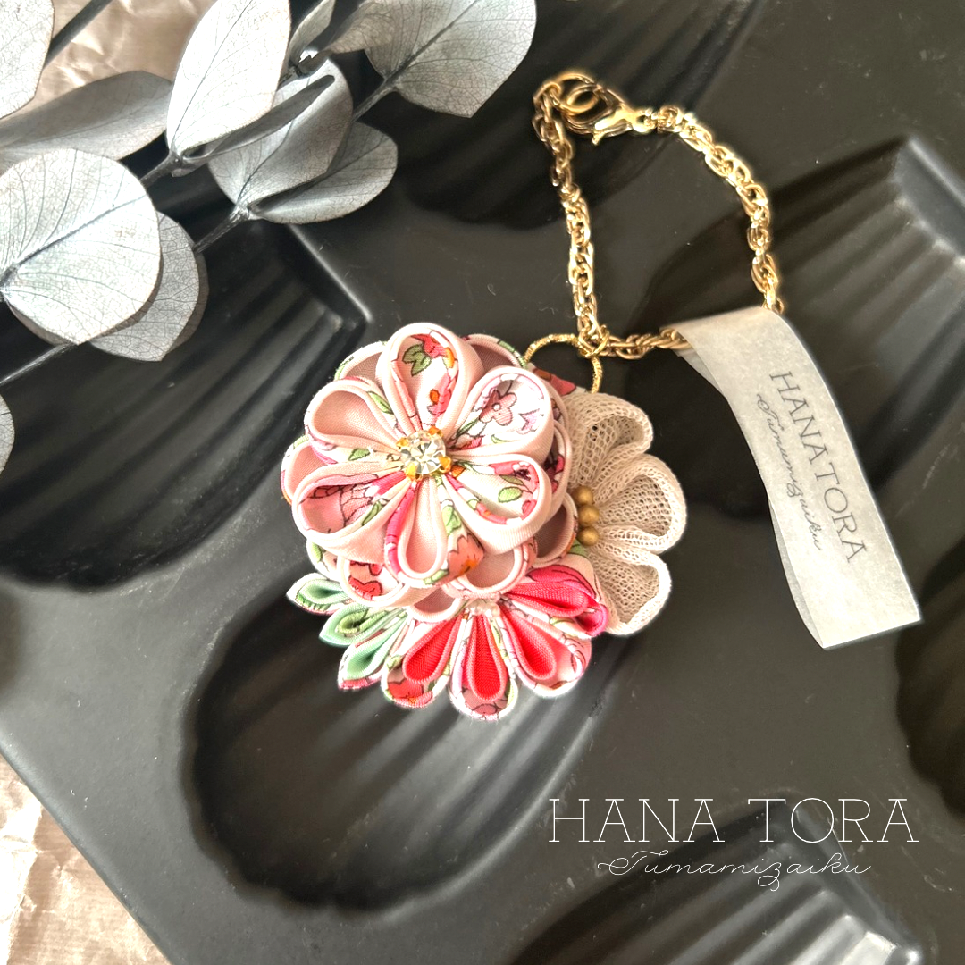 ハンドメイド　透明な中の小花　チャーム