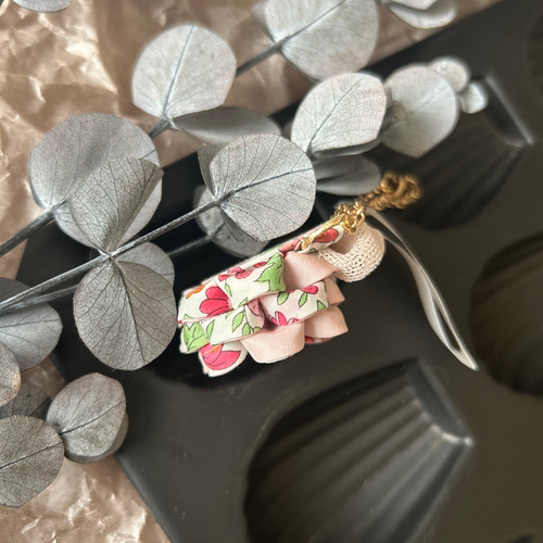 リバティ バックチャーム キーホルダー 花 つまみ細工 軽い プレゼント