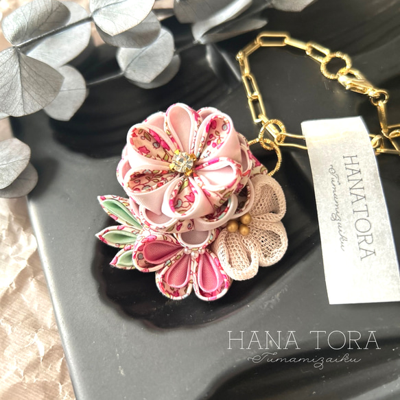 がま口付♪ 可愛いピンクの花柄グラニーバッグ つまみ細工風ブローチがワンポイント がま口付♪ 可愛いピンクの花柄グラニーバッグ つまみ細工風