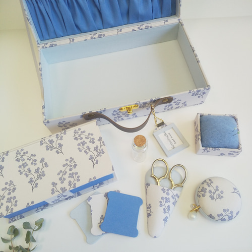 再販 トランク型お裁縫箱とお裁縫道具のセット（ カルトナージュ