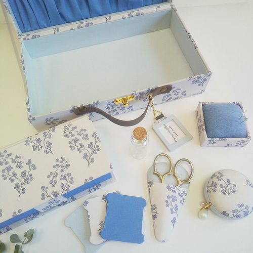 再販 トランク型お裁縫箱とお裁縫道具のセット（ カルトナージュ