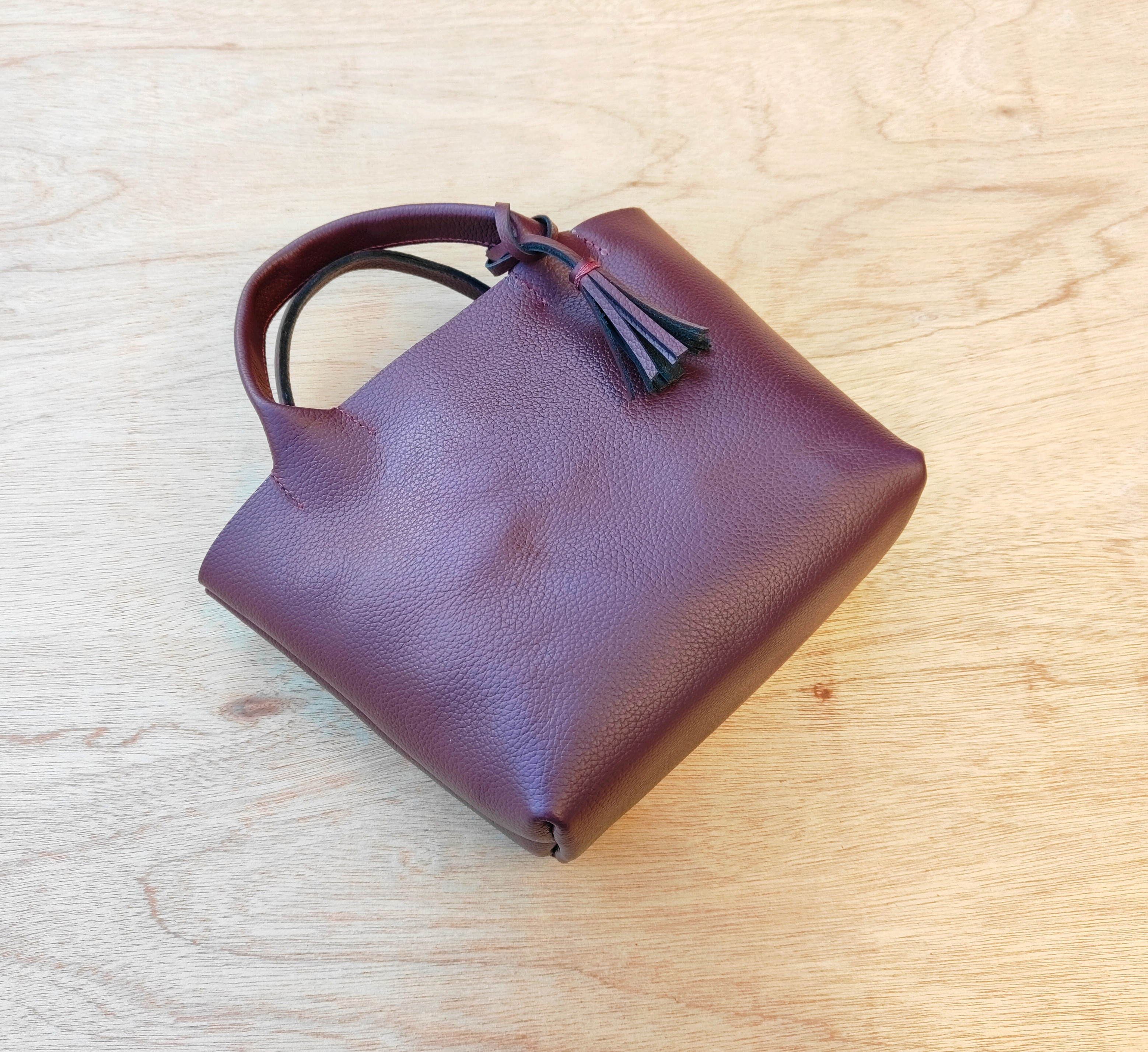 【姫路レザー】手縫いのミニトートバッグ（コンパクト/シンプル/メンズ/レディース/ミニバッグ/軽い/旅行）ボルドー