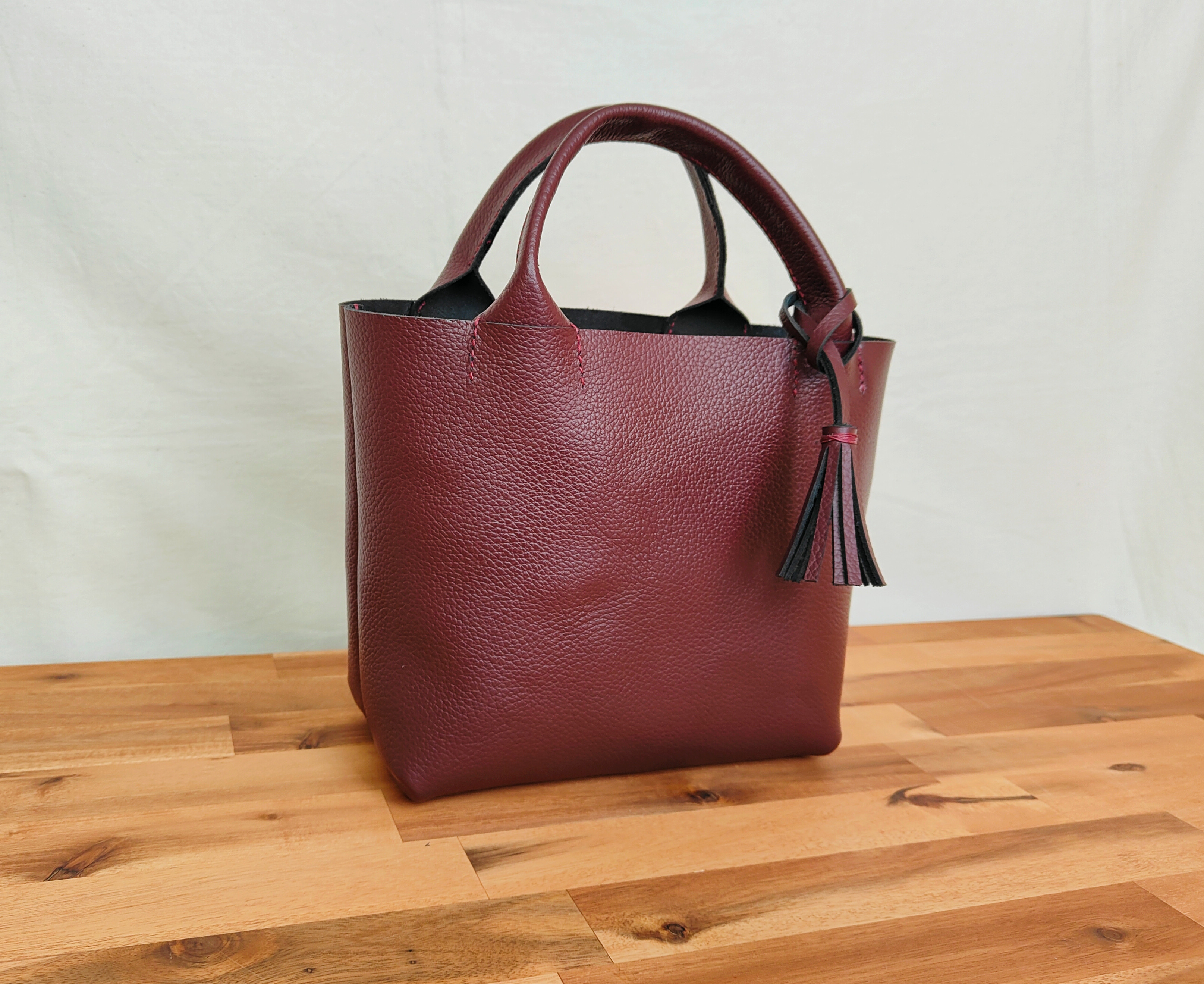 【姫路レザー】手縫いのミニトートバッグ（コンパクト/シンプル/メンズ/レディース/ミニバッグ/軽い/旅行）ボルドー