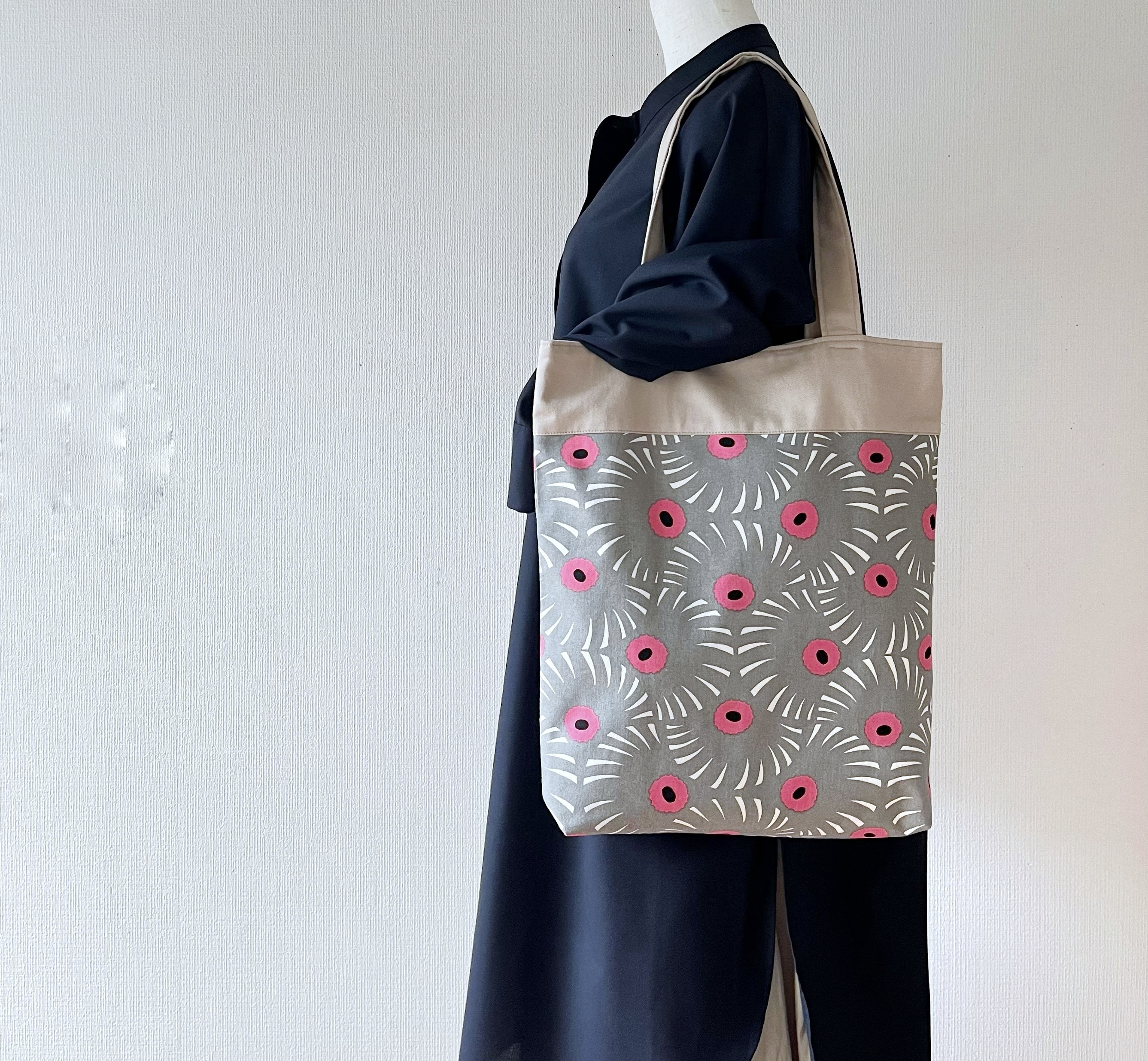 静けさにそっと色づくピンクの余韻/A4サイズ対応トートバッグ