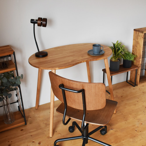 やさしい曲線を描く天板 天然木のまめ型デスク M【角なし・工具不要