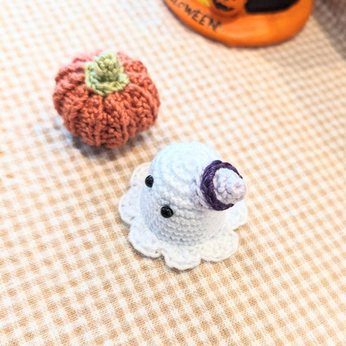 ハロウィンふわふわおばけのあみぐるみとかぼちゃ（オレンジ）飾り