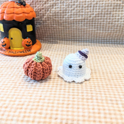 ハロウィンふわふわおばけのあみぐるみとかぼちゃ（オレンジ）飾り