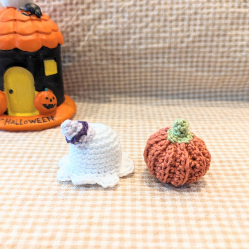 ハロウィンふわふわおばけのあみぐるみとかぼちゃ（オレンジ）飾り