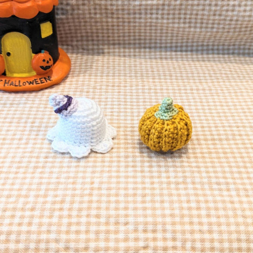ハロウィンふわふわおばけのあみぐるみとかぼちゃ（黄色）飾り
