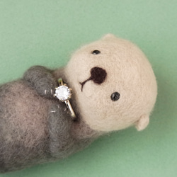 ラッコのお気に入りの石リングホルダー　羊毛フェルト　リングスタンド　指輪置き　らっこ 2枚目の画像