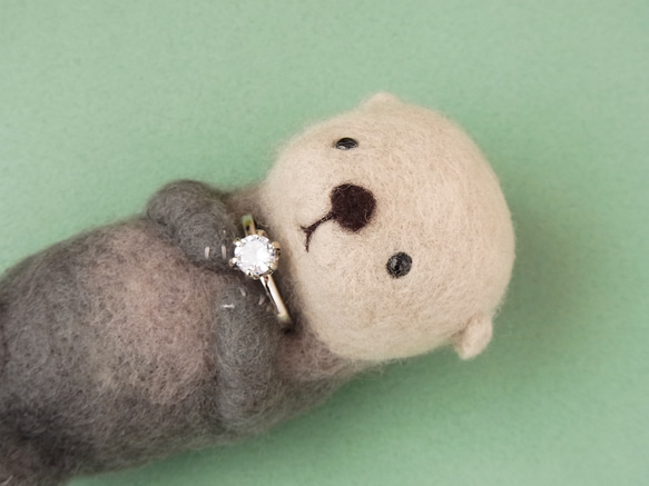 ラッコのお気に入りの石リングホルダー　羊毛フェルト　リングスタンド　指輪置き　らっこ 2枚目の画像