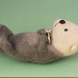ラッコのお気に入りの石リングホルダー　羊毛フェルト　リングスタンド　指輪置き　らっこ 4枚目の画像