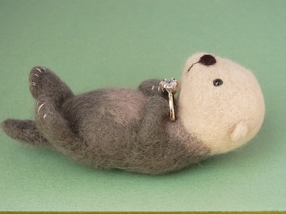 ラッコのお気に入りの石リングホルダー　羊毛フェルト　リングスタンド　指輪置き　らっこ 4枚目の画像