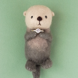 ラッコのお気に入りの石リングホルダー　羊毛フェルト　リングスタンド　指輪置き　らっこ 3枚目の画像