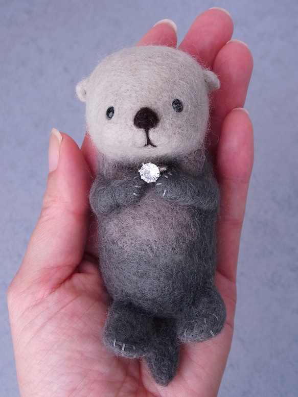 ラッコのお気に入りの石リングホルダー　羊毛フェルト　リングスタンド　指輪置き　らっこ 5枚目の画像