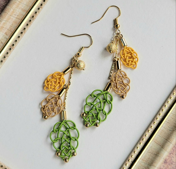 水引リーフの耳飾り～秋の始まり ピアス（フック・チェーン） Odd-Eye