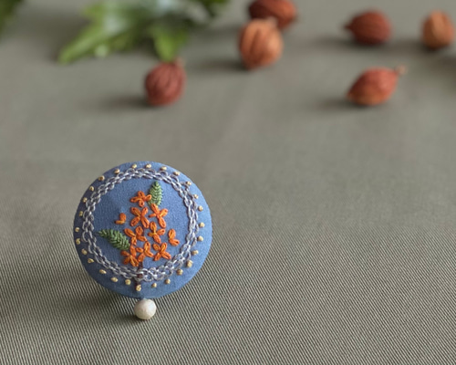 金木犀＊アンティーク風刺繍ブローチ ブローチ NOIR 通販 18300072