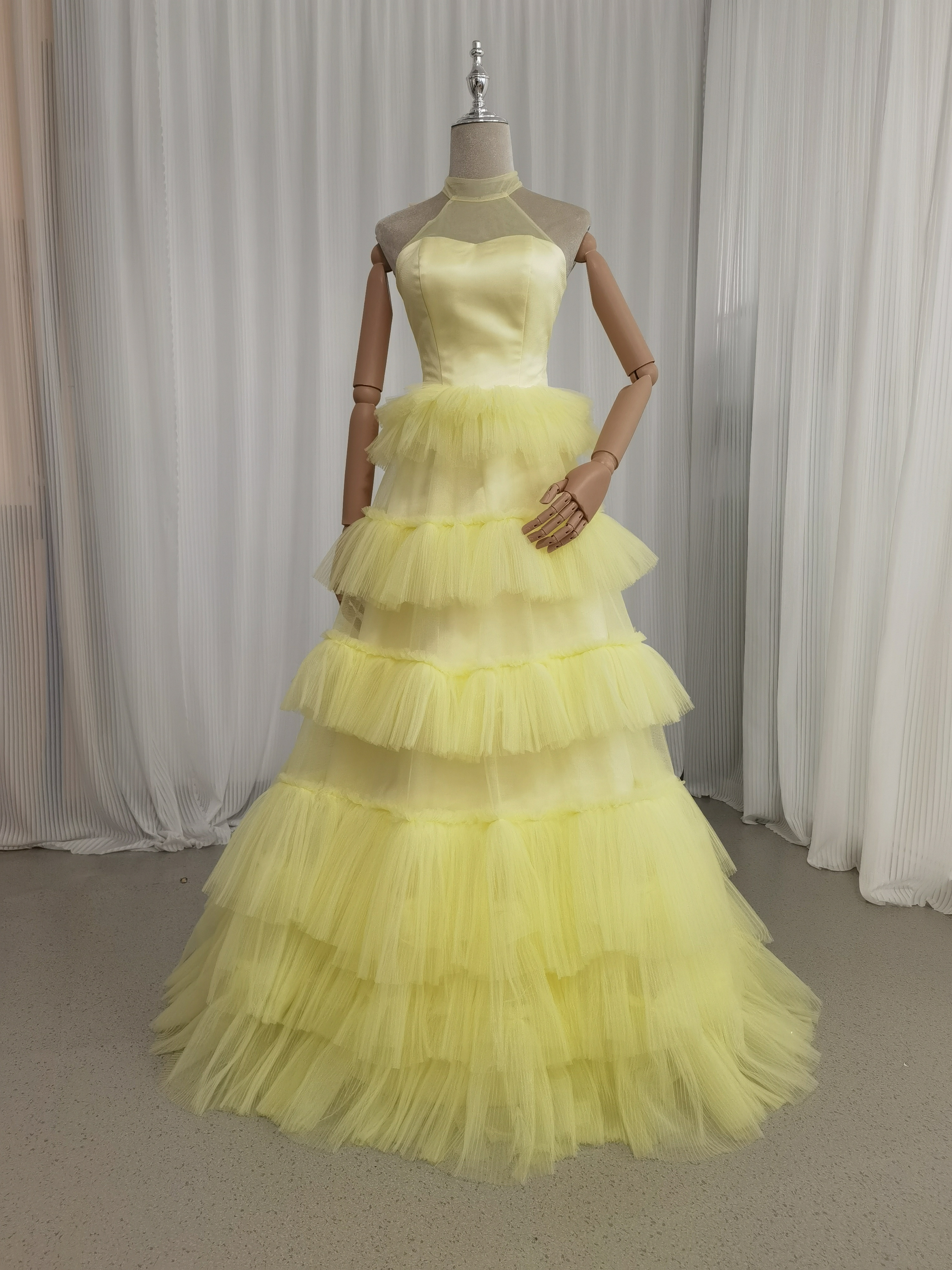 送料無料！カラードレス  イエロー ホルターネック 柔らかく重ねたチュールスカート プリンセスライン ロング 前撮り