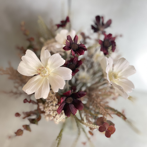 お値下げ‼️トールペイント薔薇とチョコレートコスモスと小花たちのリース、ミラー兼用 お値下げ‼️トールペイント薔薇とチョコレートコスモスと小花