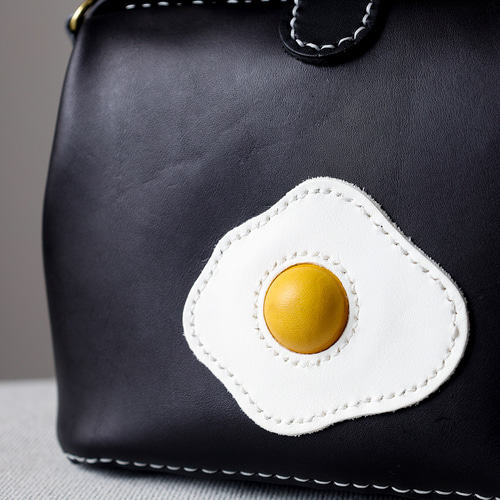 目玉焼き】がま口 本革手作りのレザーショルダーバッグ 総手縫い