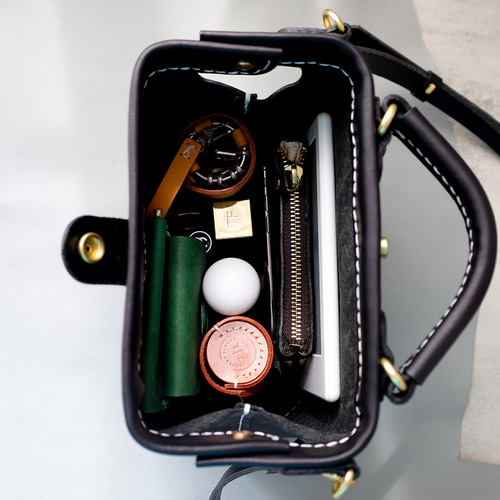 目玉焼き】がま口 本革手作りのレザーショルダーバッグ 総手縫い