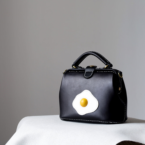 目玉焼き】がま口 本革手作りのレザーショルダーバッグ 総手縫い