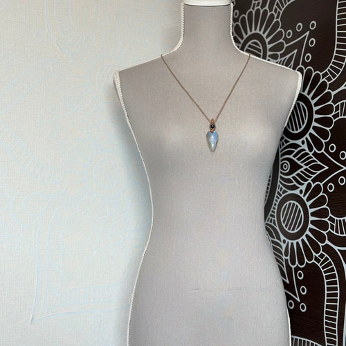 蒼月』ホワイトラブラドライトとブルーグリーンカイヤナイトのマクラメ