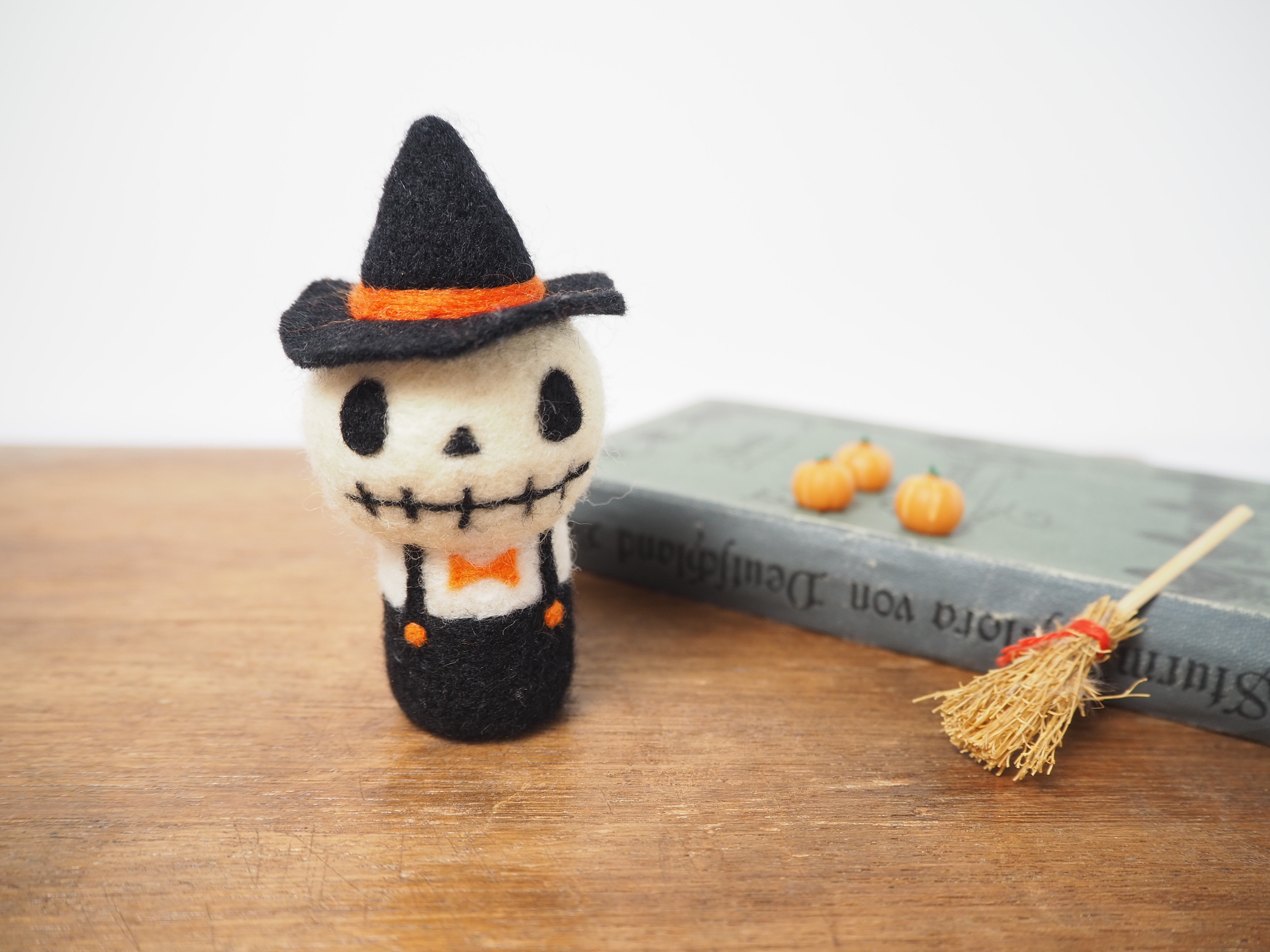 ハロウィン＞羊毛フェルトのおめかしスカル 羊毛フェルト