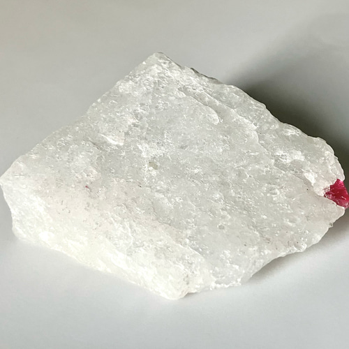 ミャンマー産　スピネル　母岩付き原石 ミャンマー産 レッドスピネル母岩付き原石 ② 天然石