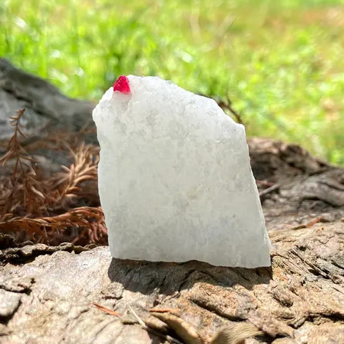 ミャンマー産　スピネル　母岩付き原石 ミャンマー モゴク産 ピンク～レッドスピネルの母岩付き 原石 No