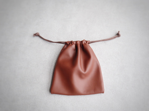 紅茶シフォン レザークラフト レザー巾着 レザーの巾着 巾着袋 teira. 通販 18300777｜Creema(クリーマ)