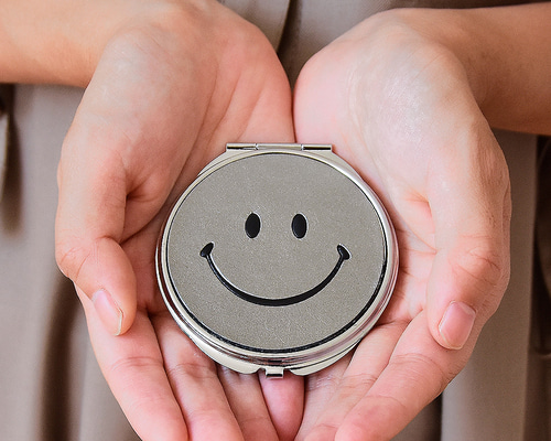 ニコちゃん鏡 5618523a56fcc2b41611e52590b1d2