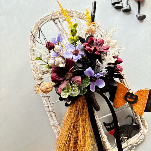 ハロウィンのほうきと花束のフレームアレンジ 壁飾り 壁かけ かぼちゃ