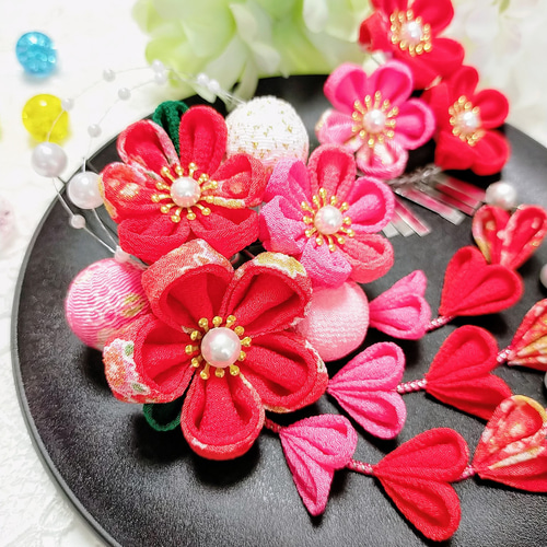 ちりめん細工　お花とまりの下げ飾り(大)赤 髪飾り：赤の胡蝶蘭につまみ細工の飾りがセット】グラマラス
