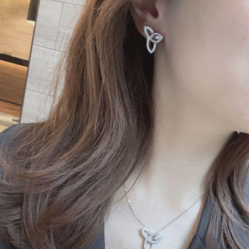 ✨最高級✨百合リリー✨クラスター✨人工ダイヤモンド✨ピアス✨至高