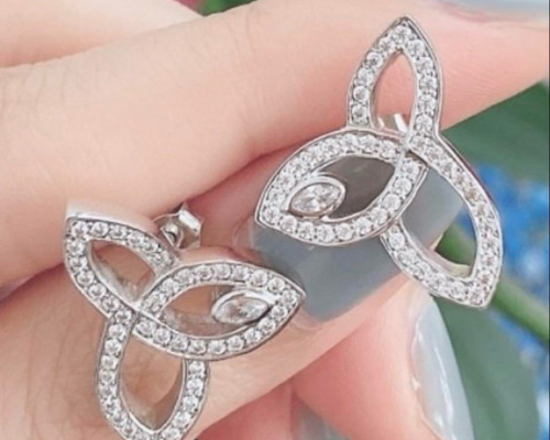 ✨最高級✨百合リリー✨クラスター✨人工ダイヤモンド✨ピアス✨至高