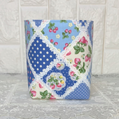 布バスケット　ミニ　パッチワーク風いちご柄　青　handmade 布バスケット ミニ パッチワーク風いちご柄 青 フリーボックス・小物