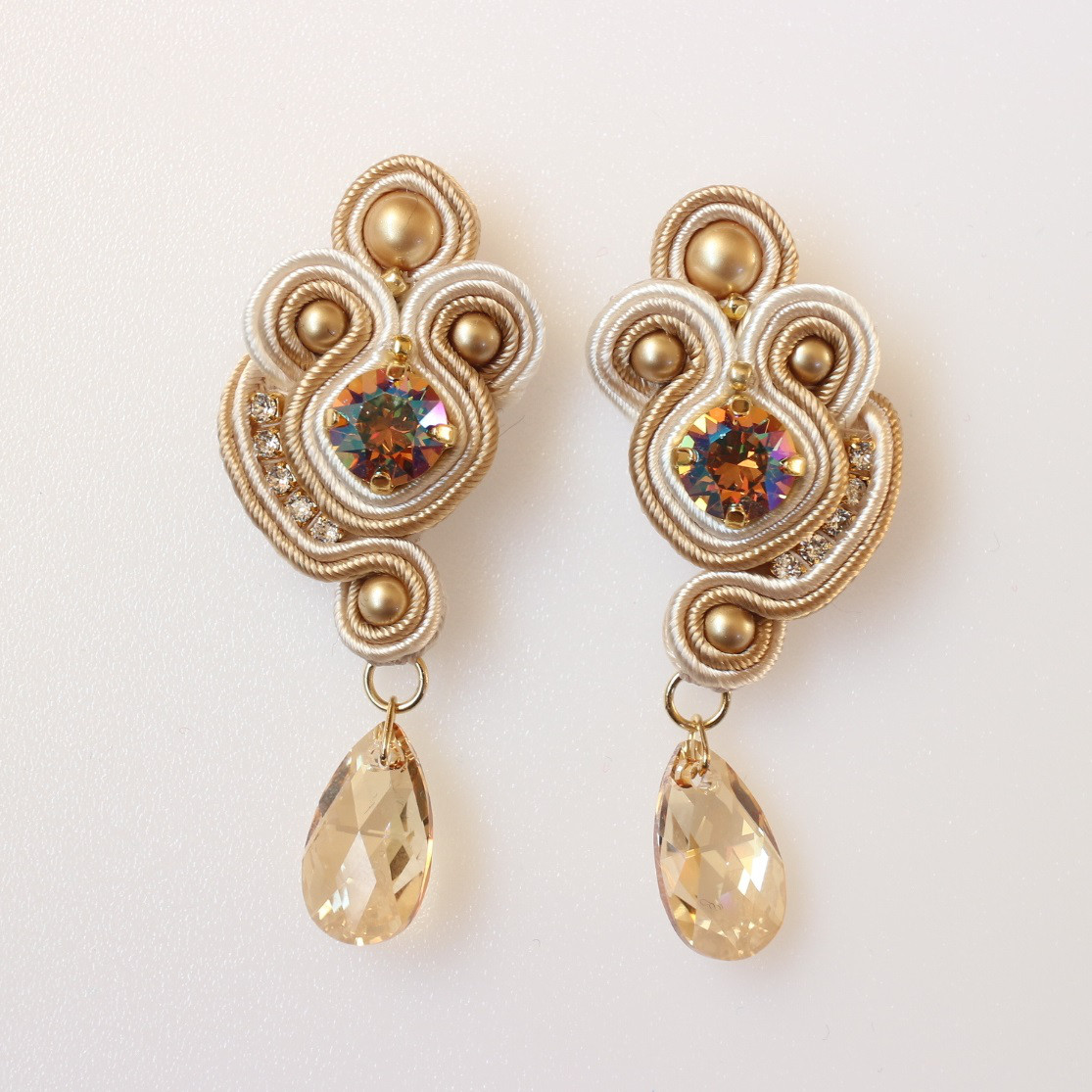 【Lottie-ロッティ-】 soutache（ソウタシエ）ピアスorイヤリング　［ベージュ系×連爪］